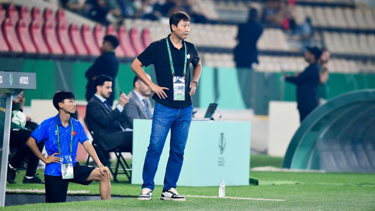 HLV Kim Sang Sik nhắc nhở U23 Việt Nam không được tự mãn (Ảnh: AFC)
