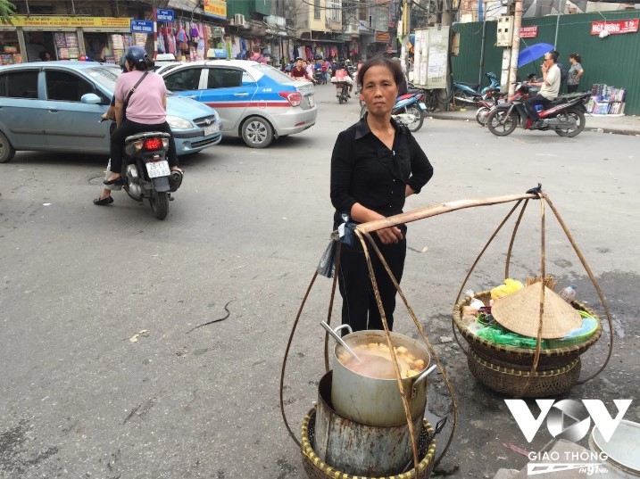 Nét sương gió của một người phụ nữ với gánh hàng ăn trên vai giữa phố cổ Hà Nội. Không chỉ đơn giản là một gánh hàng rong, đó là tinh hoa, là một phần hình thành nên văn hóa ẩm thực của người Hà Nội...