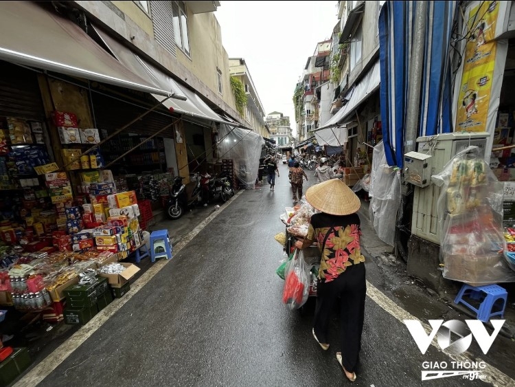 Chỉ cần ngồi trước cửa nhà, "ới" một tiếng là có người mang đồ tới tận nơi cho chọn lựa