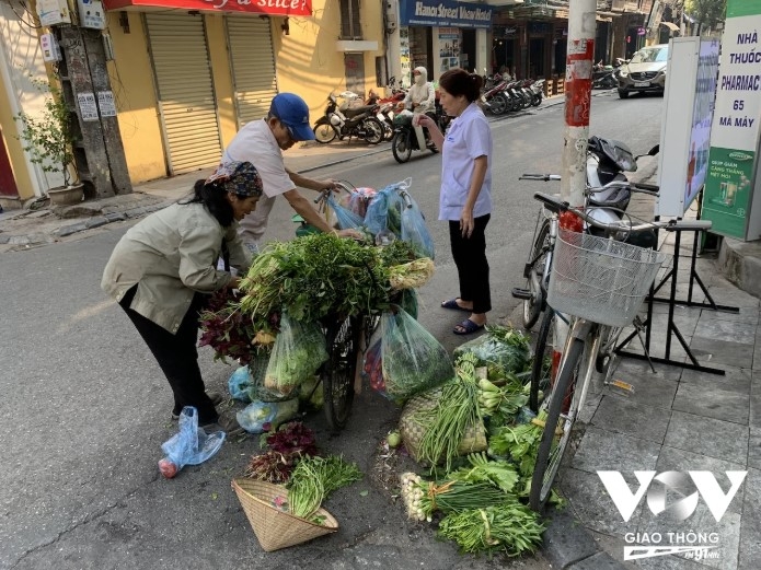 Có những người rong ruổi trên phố với gánh hàng từ khi tóc còn xanh, tới khi lưng đã hơi còng, tóc đã ngả màu... họ vẫn làm công việc ấy. Những gánh hàng rong dần trở thành một phần "thói quen" trong sinh hoạt của người dân đô thị