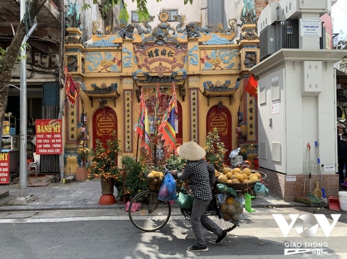 Đừng nghĩ rằng, những người mang theo những mẹt hàng đơn giản ấy, chỉ bán những thứ đồ bình dân, rẻ tiền... Mùa nào thức nấy, hầu hết đều là những thức quà đặc sản vùng miền, mang đến tận nơi phục vụ những khách sành ăn trên phố