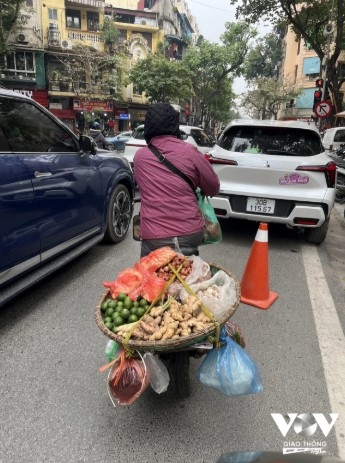 Những mẹt hàng rong - hình ảnh quen thuộc khắp ngõ phố. Cùng với thời gian, những người buôn bán đã thay đổi phương thức "vận chuyển", từ những gánh hàng nặng trĩu trên vai, họ chuyển sang dùng xe đạp, xe máy để chở hàng. Nhưng những mặt hàng mang bán vẫn như thế...