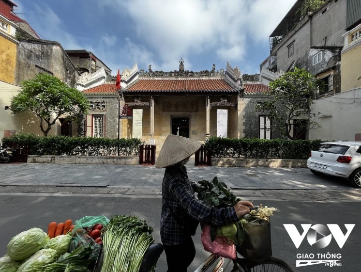 Vài mớ rau, củ, ít hoa quả phục vụ cho nhu cầu hằng ngày của dân phố thị