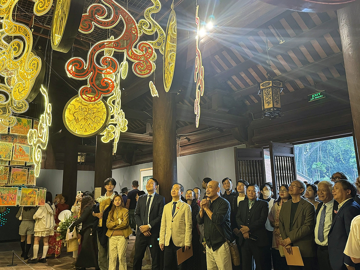 Hoạ sỹ Vũ Xuân Đông giới thiệu các tác phẩm với đại biểu và du khách tham quan