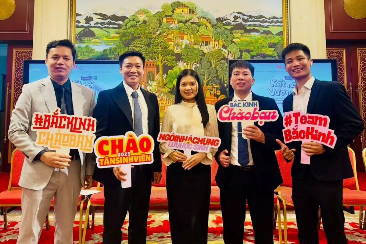 Hoàng Đình Thiết (thứ 2 từ phải sang) trong chương trình Chào tân sinh viên năm 2025. (Ảnh: NVCC)