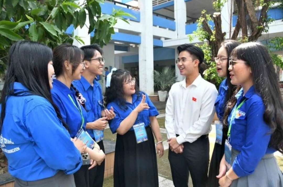 Bạn trẻ chia sẻ kinh nghiệm nâng cao năng lực ngoại ngữ và kỹ năng hội nhập. Ảnh: thanhnien.vn