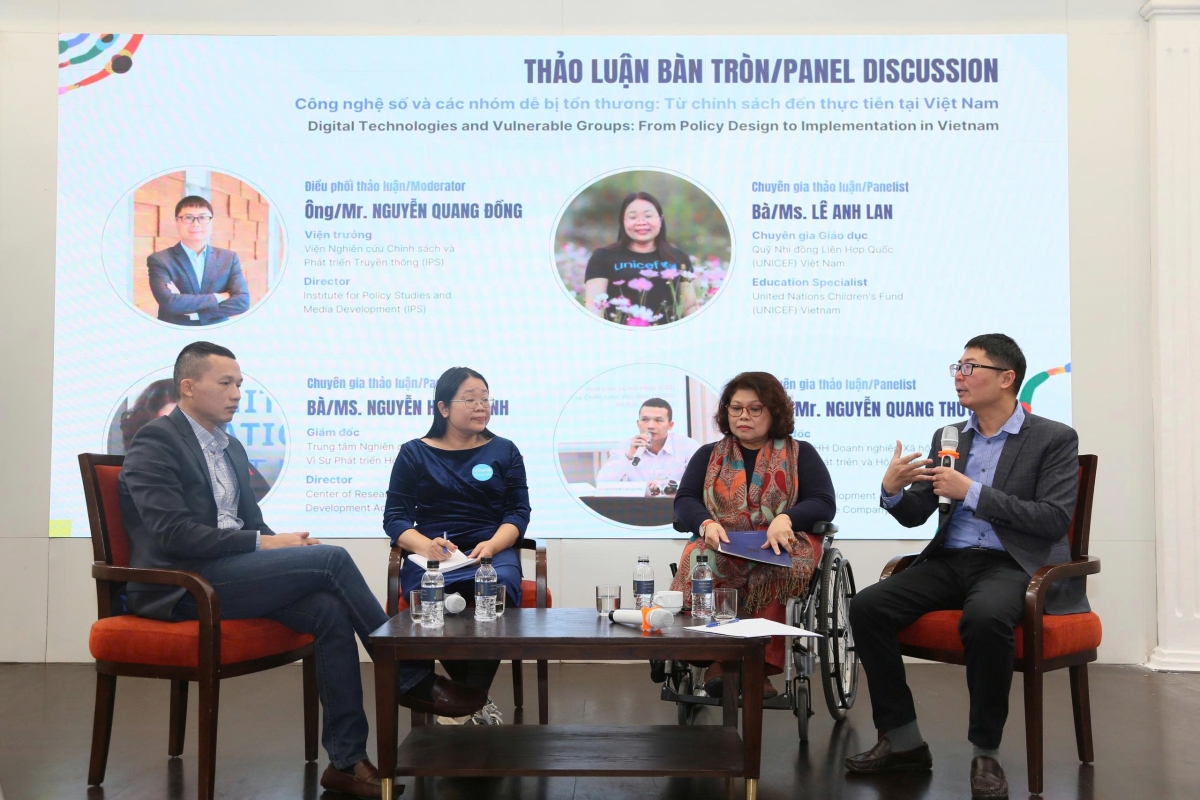 Đại biểu thảo luận bàn tròn.