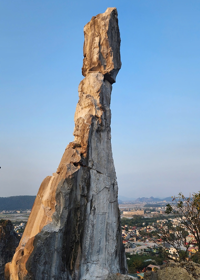 Trong quá trình thực hiện công tác gia cố, đơn vị thi công đã dựng hệ thống giàn giáo cao hơn chục mét trên đỉnh núi Nhồi bao quanh khối đá bị sét đánh trước đó, để tiến hành các phương án gia cố.