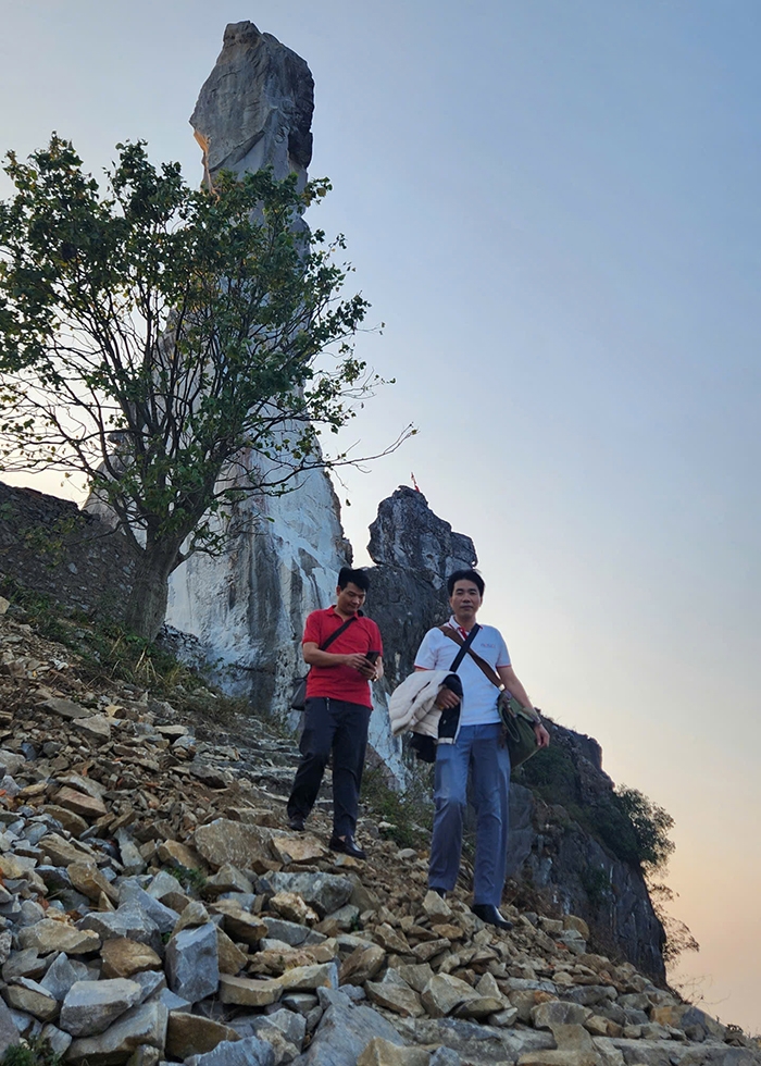 Đến ngày 18/1, ghi nhận của PV, công trình đã cơ bản hoàn thành. Tuy nhiên, sau khi Hòn Vọng Phu được xử lý xong, hình ảnh mới lại gây ra nhiều ý kiến