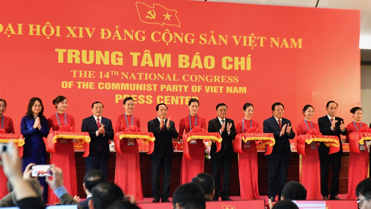 Các đại biểu thực hiện nghi thức cắt băng khánh thành Trung tâm Báo chí Đại hội XIV