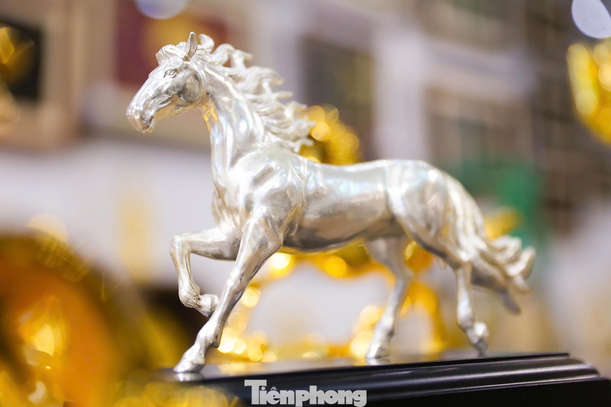 The white horse mascot, crafted from silver and plated with 24K gold, stands out thanks to its exquisite design and carries feng shui significance of luck and prosperity.