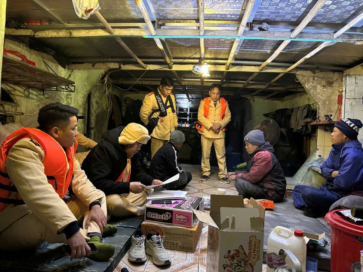 Lực lượng chức năng lập biên bản với chủ phương tiện đang khai thác cát trái phép