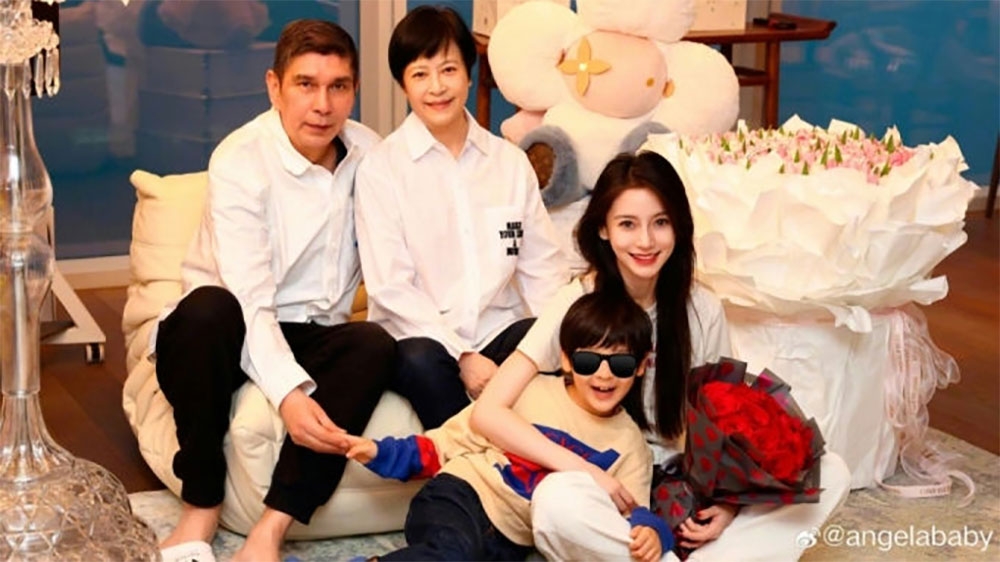 Sau khi ly hôn vào năm 2022, AngelaBaby chủ yếu đảm nhận trách nhiệm chăm sóc bé “Tiểu Bọt Biển” cùng sự giúp đỡ, hỗ trợ của bố mẹ khi công việc bận rộn.