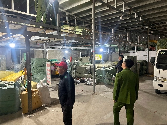 Lực lượng chức năng đang kiểm tra kho hàng.