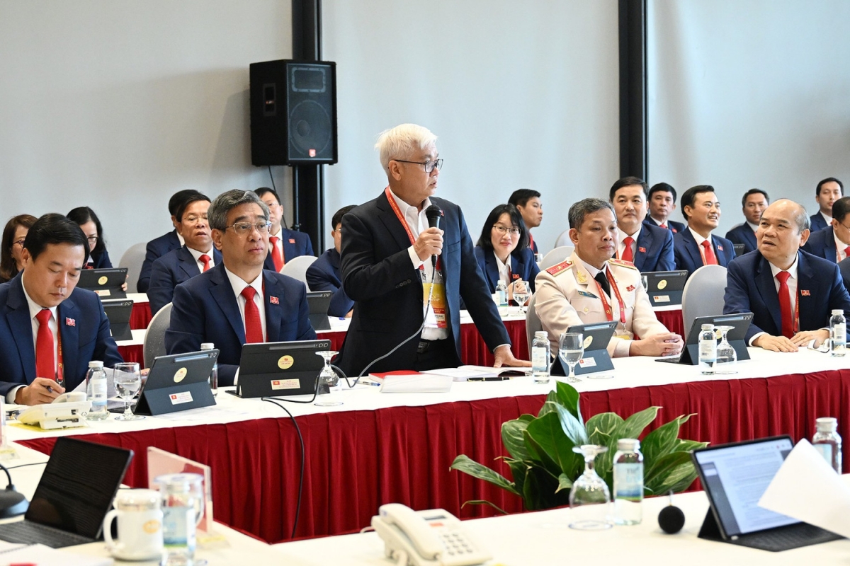 Đoàn đại biểu Đảng bộ Thành phố Hồ Chí Minh thảo luận các văn kiện Đại hội tại Đoàn.