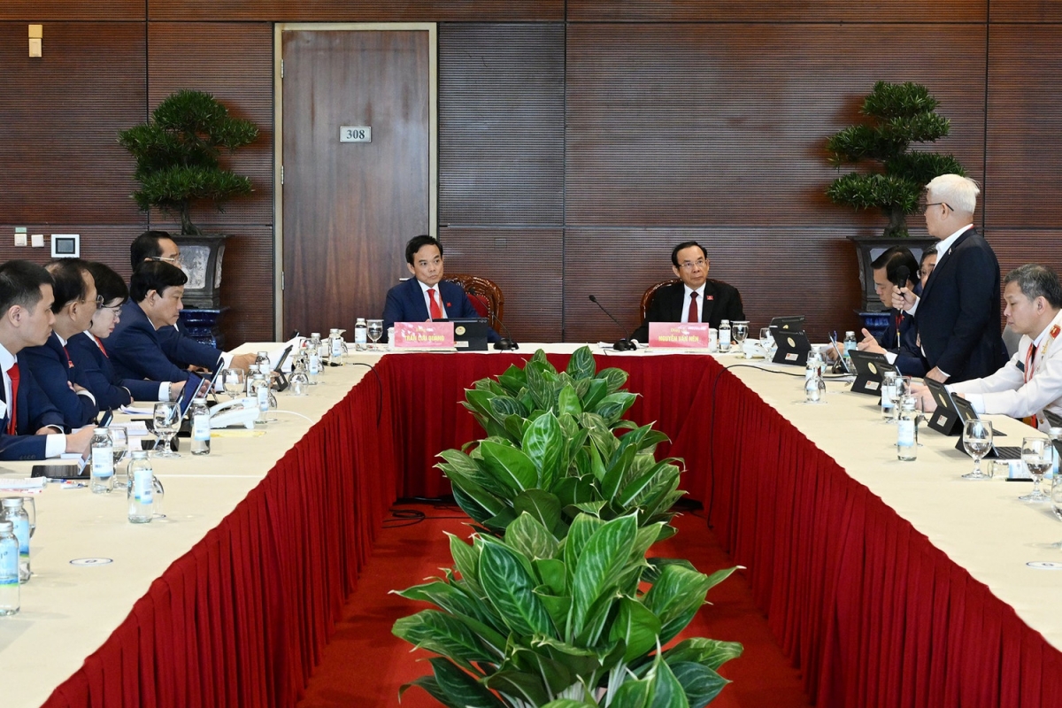 Đoàn đại biểu Đảng bộ Thành phố Hồ Chí Minh thảo luận các văn kiện Đại hội tại Đoàn.