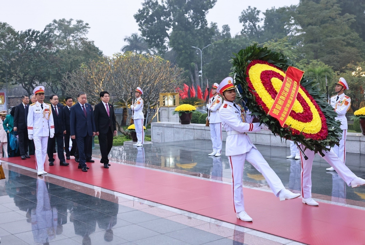 Tiếp đó, Tổng Bí thư Tô Lâm, Chủ tịch nước Lương Cường, Thủ tướng Chính phủ Phạm Minh Chính, Chủ tịch Quốc hội Trần Thanh Mẫn, Thường trực Ban Bí thư Trần Cẩm Tú, Chủ tịch Ủy ban Trung ương Mặt trận Tổ quốc Việt Nam Bùi Thị Minh Hoài cùng các Ủy viên Bộ Chính trị, Bí thư Trung ương Đảng và đại biểu dự Đại hội đại biểu toàn quốc lần thứ XIV của Đảng đã đặt hoa và dâng hương tại Đài tưởng niệm các Anh hùng Liệt sĩ (đường Bắc Sơn, Hà Nội). Vòng hoa của Đoàn mang dòng chữ "Đời đời nhớ ơn các Anh hùng Liệt sĩ". Ảnh: TTXVN