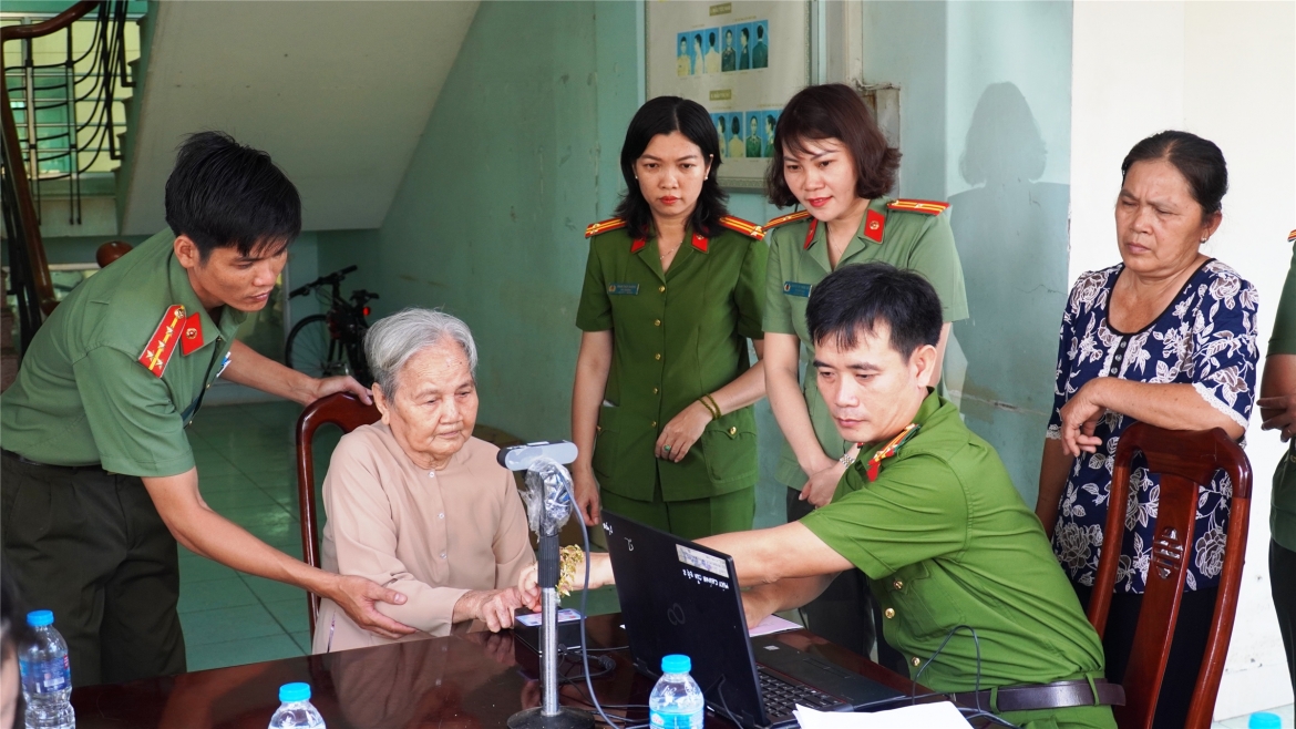 Thu nhận mẫu ADN cho thân nhân liệt sỹ chưa xác định danh tính trên địa bàn tỉnh Tây Ninh (Long An cũ). (Ảnh: Bộ Công an)