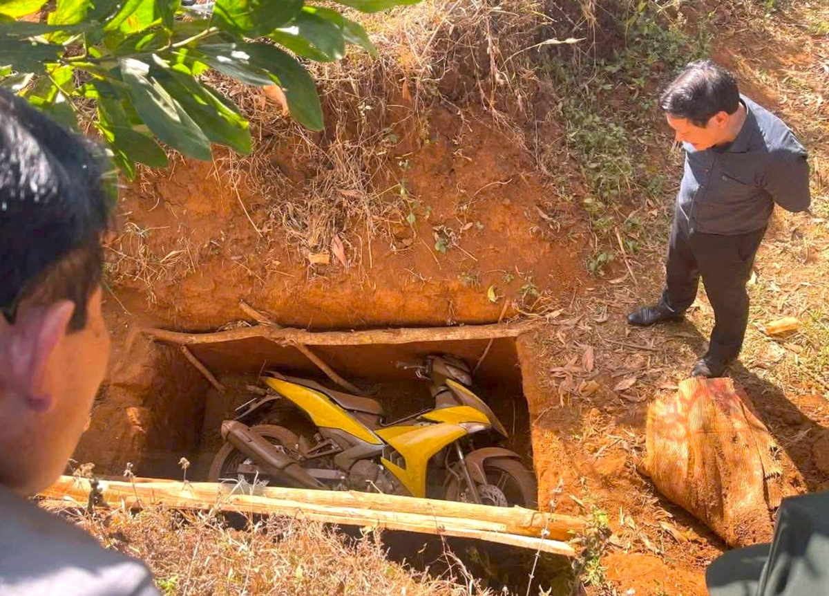 Công an tìm ra chiếc mô tô được tình nghi liên quan tới vụ cướp trên. Ảnh Báo Tiền phong