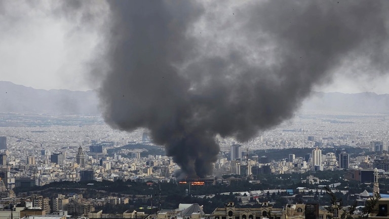 Khói bốc lên ở Tehran sau cuộc tấn công của Israel. (Ảnh: Getty Images)