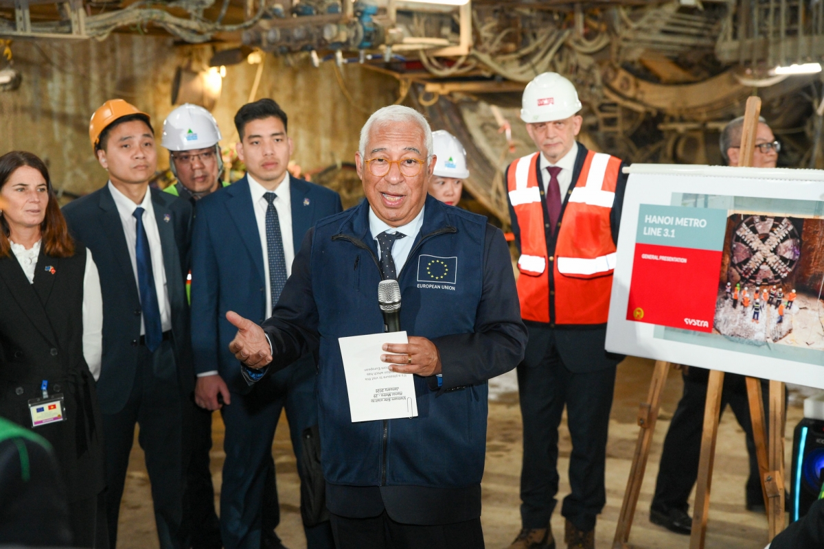 Cũng trong chiều 29/1, Chủ tịch Hội đồng châu Âu António Costa đã thăm đoạn ngầm của dự án metro số 3 của Hà Nội. Dự án metro số 3 có tổng chiều dài 12,5km. Tuyến đi qua 8 ga trên cao và 4 ga ngầm, trong đó đoạn trên cao (Nhổn - Cầu Giấy) dài 8,5km và đoạn đi ngầm (Cầu Giấy - ga Hà Nội) dài 4km. (Ảnh: Báo Nhân Dân)
