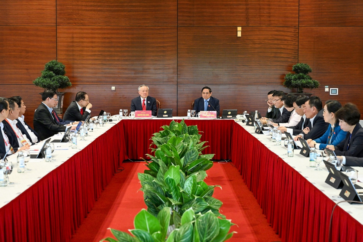 Các đại biểu thảo luận các văn kiện Đại hội tại Đoàn Chính phủ.