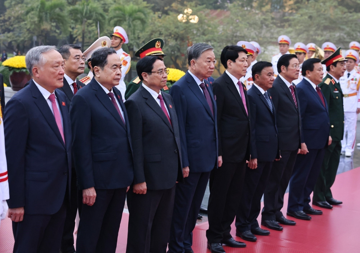 Đại hội đại biểu toàn quốc lần thứ XIV của Đảng diễn ra từ ngày 19-25/1/2026 tại Thủ đô Hà Nội, với sự tham dự của 1.586 đại biểu, đại diện cho hơn 5,6 triệu đảng viên Đảng Cộng sản Việt Nam. Đại hội có phương châm “Đoàn kết - Dân chủ - Kỷ cương - Đột phá - Phát triển”. Chủ đề của Đại hội là “Dưới lá cờ vẻ vang của Đảng, chung sức, đồng lòng thực hiện các mục tiêu phát triển đất nước đến năm 2030; tự cường, tự tin tiến mạnh trong kỷ nguyên vươn mình của dân tộc, vì hòa bình, độc lập, dân chủ, giàu mạnh, phồn vinh, hạnh phúc, vững bước đi lên Chủ nghĩa xã hội”. Ảnh: TTXVN