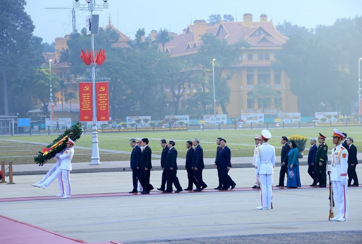 Sáng 19/1, trước giờ khai mạc phiên họp trù bị Đại hội đại biểu toàn quốc lần thứ XIV của Đảng, các đồng chí Ủy viên Bộ Chính trị: Tổng Bí thư Tô Lâm, Chủ tịch nước Lương Cường, Thủ tướng Chính phủ Phạm Minh Chính, Chủ tịch Quốc hội Trần Thanh Mẫn, Thường trực Ban Bí thư Trần Cẩm Tú; Bí thư Trung ương Đảng, Chủ tịch Ủy ban Trung ương Mặt trận Tổ quốc Việt Nam Bùi Thị Minh Hoài cùng các đồng chí Ủy viên Bộ Chính trị, Bí thư Trung ương Đảng và đại biểu dự Đại hội đại biểu toàn quốc lần thứ XIV của Đảng đã đặt hoa, vào Lăng viếng Chủ tịch Hồ Chí Minh - Người sáng lập và rèn luyện Đảng ta, lãnh tụ vĩ đại của Đảng và dân tộc Việt Nam. Ảnh: TTXVN