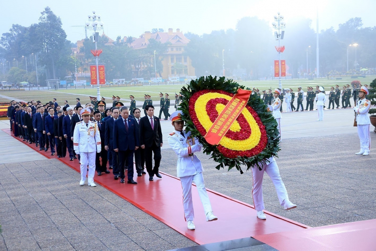 Vòng hoa của Đoàn mang dòng chữ: "Đời đời nhớ ơn Chủ tịch Hồ Chí Minh vĩ đại". Ảnh: TTXVN