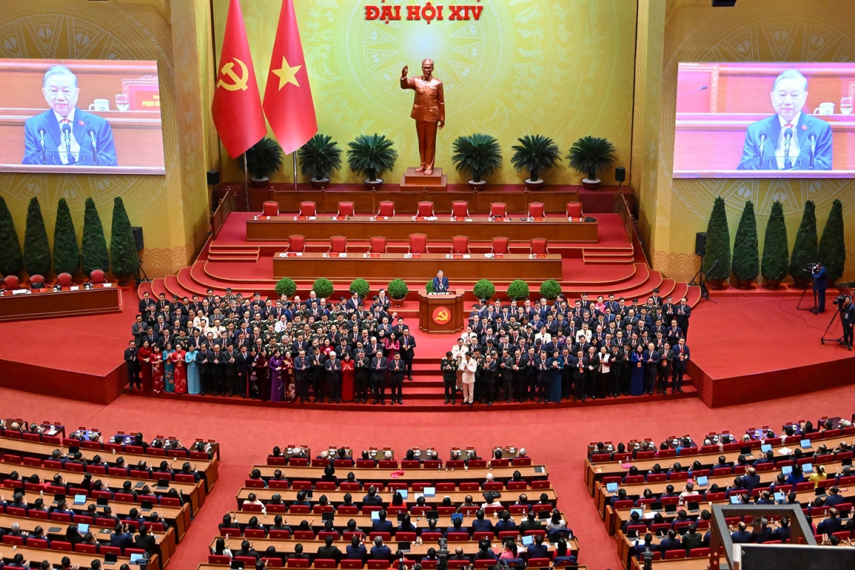 Đại biểu biểu quyết thông qua Nghị quyết Đại hội XIV của Đảng. (Ảnh: TTXVN)