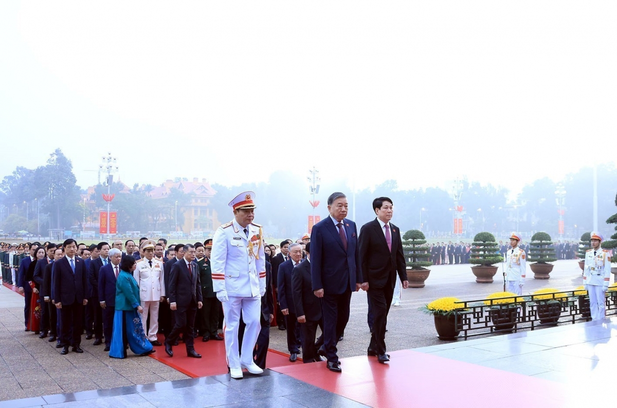 Đoàn đại biểu đã bày tỏ lòng thành kính, tưởng nhớ công lao to lớn của Chủ tịch Hồ Chí Minh, vị lãnh tụ thiên tài, Anh hùng Giải phóng dân tộc. Người đã sáng lập, rèn luyện Đảng Cộng sản Việt Nam - đội tiên phong của giai cấp công nhân, của nhân dân lao động và của dân tộc Việt Nam. Ảnh: TTXVN
