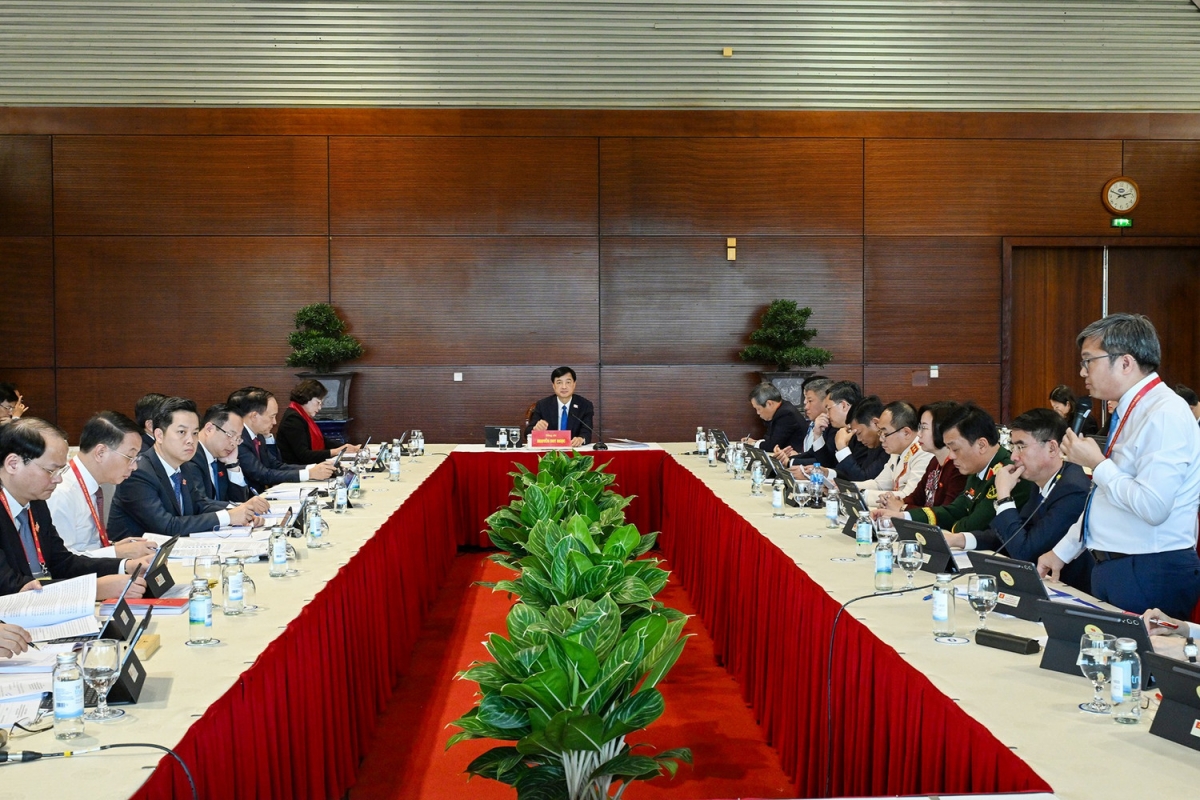 Các đại biểu thảo luận các văn kiện Đại hội tại Đoàn Đảng bộ thành phố Hà Nội.