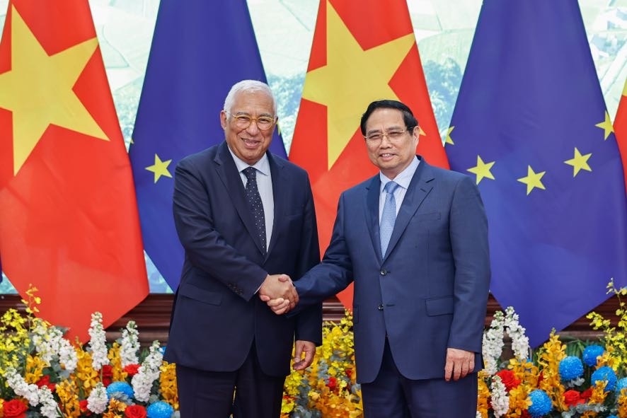 Chiều 29/1, tại trụ sở Chính phủ, Thủ tướng Phạm Minh Chính đã hội kiến Chủ tịch Hội đồng châu Âu António Costa. Hai bên thống nhất phối hợp chặt chẽ triển khai hiệu quả Hiệp định Thương mại tự do Việt Nam - EU (EVFTA), sớm hoàn tất phê chuẩn Hiệp định Bảo hộ đầu tư (EVIPA), thúc đẩy hợp tác trong nhiều lĩnh vực. Thủ tướng cũng đề nghị EU sớm cử đoàn thanh tra sang Việt Nam để có đánh giá cụ thể, nhằm nhanh chóng gỡ bỏ "Thẻ vàng" IUU đối với thủy sản Việt Nam. (Ảnh: VGP)