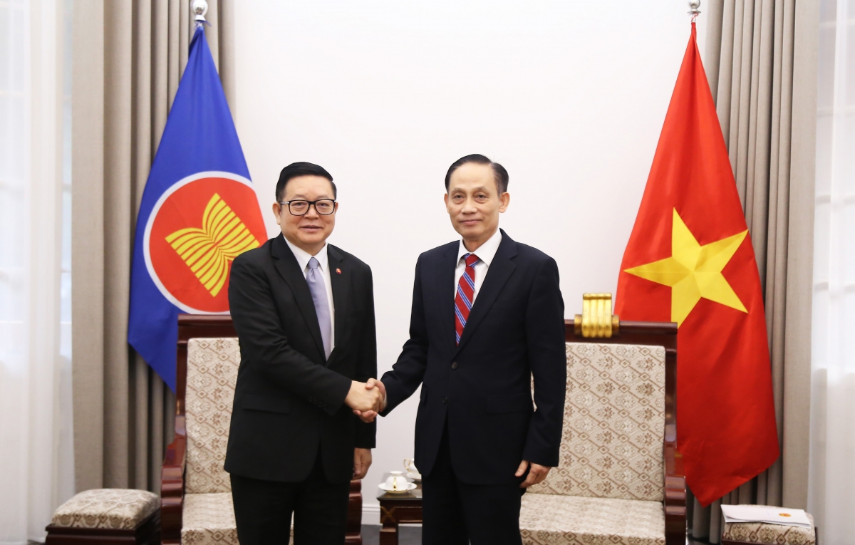 Bí thư Trung ương Đảng, Bộ trưởng Ngoại giao Lê Hoài Trung chào đón Tổng Thư ký ASEAN Kao Kim Hourn nhân dịp sang Việt Nam