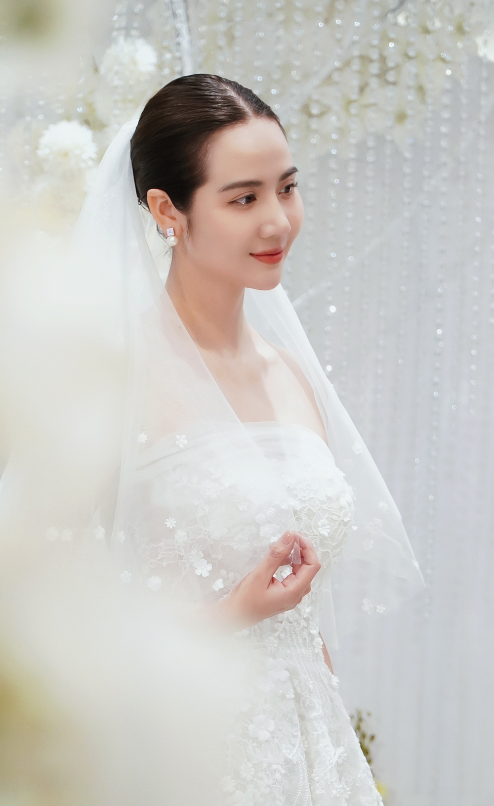 Cảnh Ngân mặc váy cưới trong tập 35 "Cách em 1 milimet"