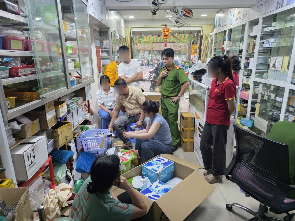 Lực lượng chức năng khám xét cơ sở kinh doanh chất độc thạch tín.