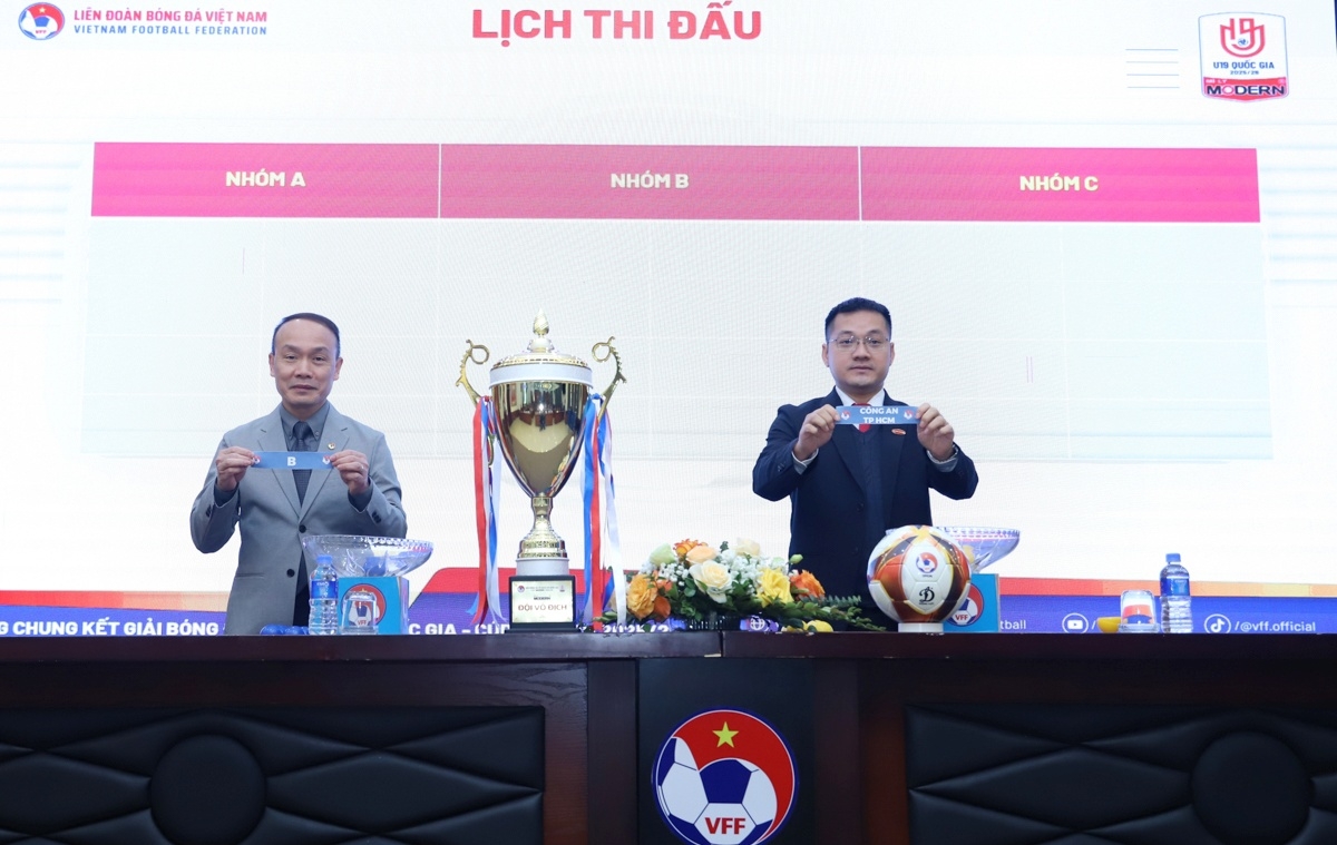 Ban tổ chức tiến hành bốc thăm chia bảng cho các đội. (Ảnh: VFF)