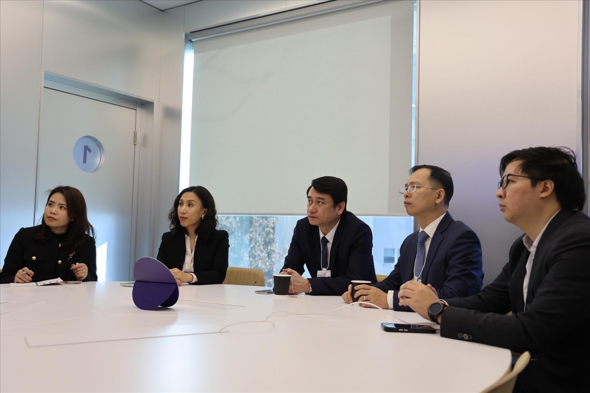 Thứ trưởng Bộ Ngoại giao Lê Anh Tuấn (giữa) cùng đoàn Việt Nam tham dự sự kiện tại WEF Davos 2026 (Ảnh: TTXVN)