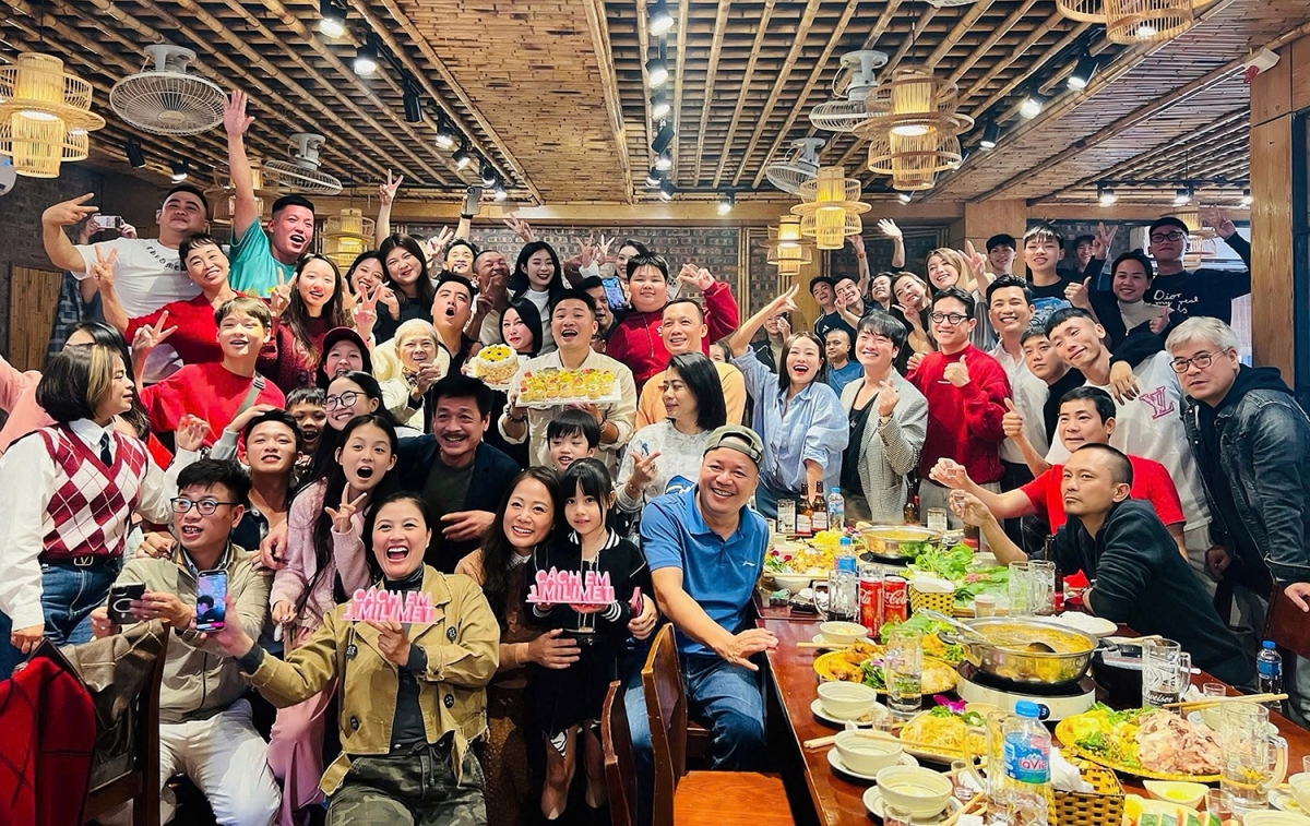 Đoàn phim "Cách em 1 milimet" trong tiệc đóng máy