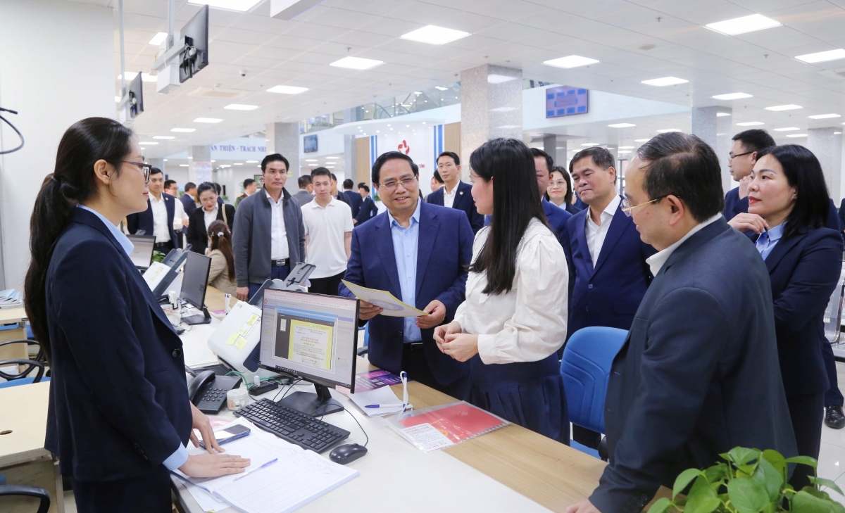 Thủ tướng Chính phủ Phạm Minh Chính đi thăm và động viên cán bộ, công chức, viên chức, người lao động làm việc tại Trung tâm phục vụ hành chính công tỉnh Quảng Ninh