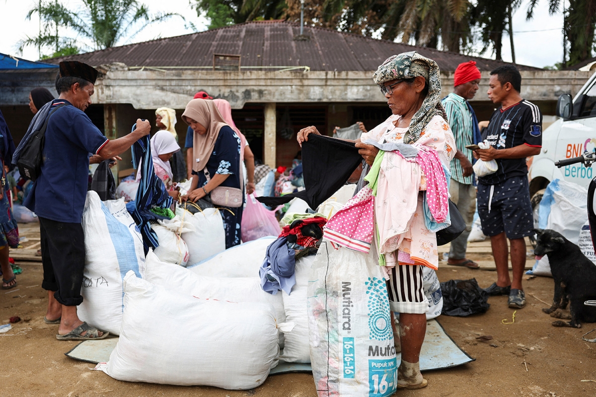Bộ Xã hội Indonesia tăng cường các nỗ lực cứu trợ thiên tai tại Aceh, Bắc Sumatra và Tây Sumatra. Ảnh: Reuters