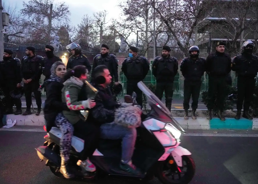 Lực lượng cảnh sát bảo vệ cơ quan ngoại giao tại Iran. Ảnh: AP