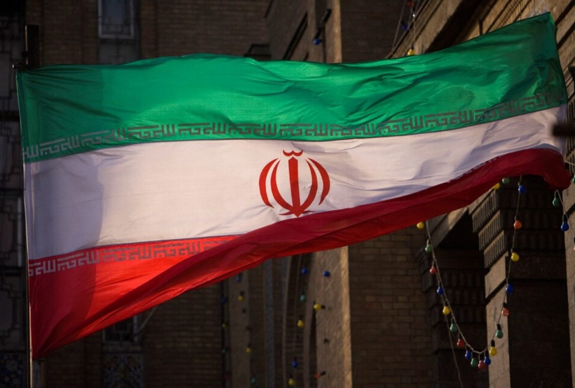 Hình ảnh lá cờ Iran được treo trước tòa nhà Bộ Ngoại giao Iran ở Tehran ngày 23/11/2009. Ảnh minh hoạ: Reuters