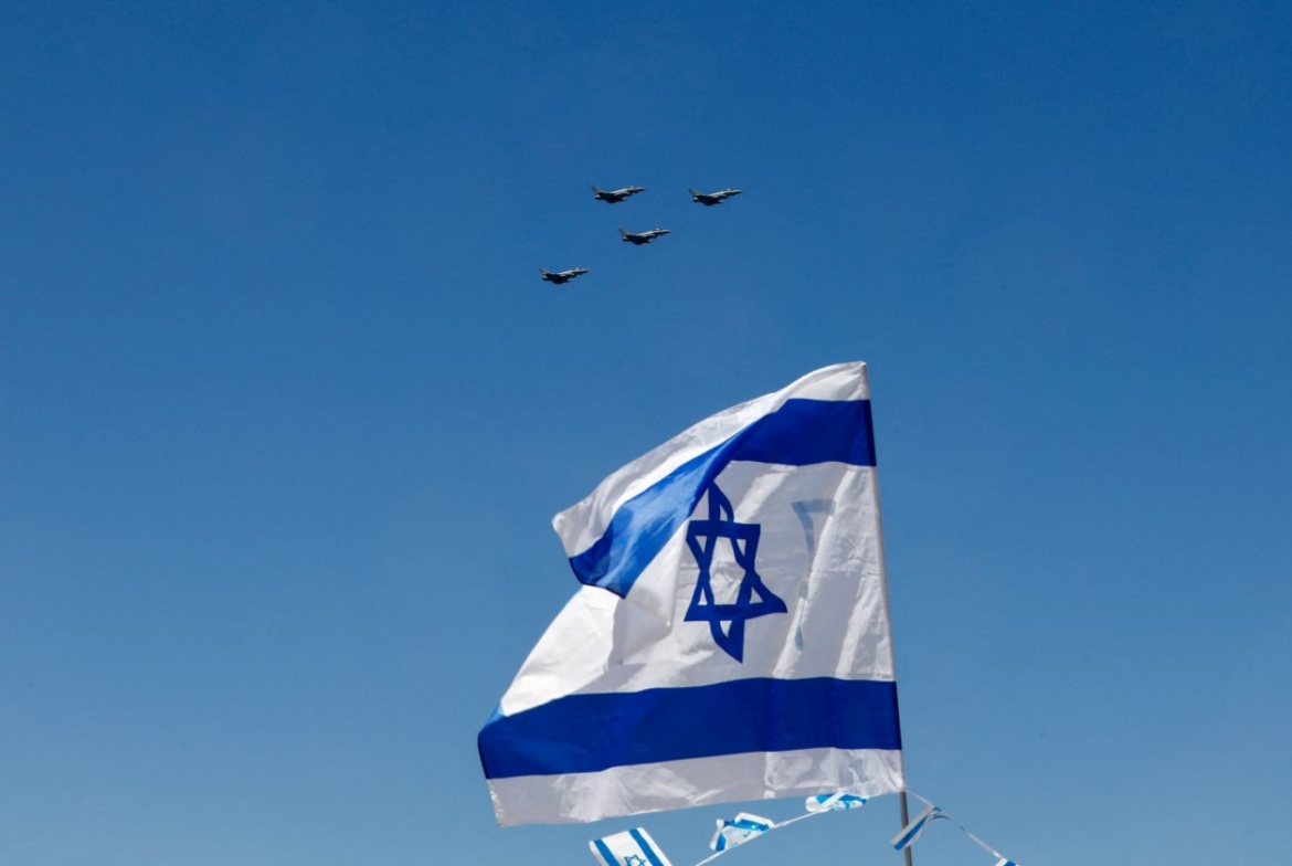 Hình ảnh máy bay bay ngang qua quốc kỳ Israel trong một chương trình biểu diễn trên không được tổ chức nhân kỷ niệm 75 năm Ngày Độc lập của Israel, tại Tel Aviv, Israel, ngày 26/4/023. Ảnh minh hoạ: Reuters