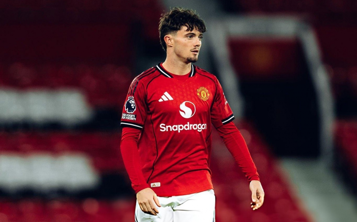 Hậu vệ James Overy (U23 Australia) đang thi đấu trong màu áo đội trẻ MU. (Ảnh: Getty)