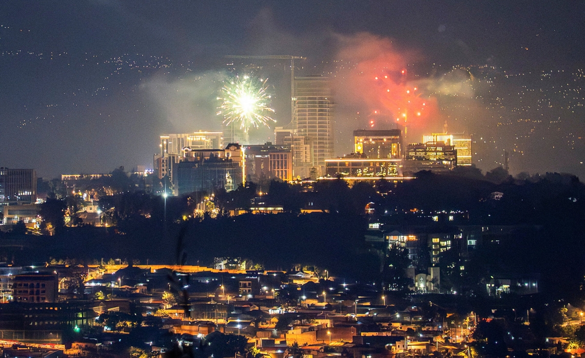 Pháo hoa bùng sáng trên đường chân trời Kigali trong lễ đón Năm mới tại thủ đô Kigali, Rwanda. Ảnh: Reuters