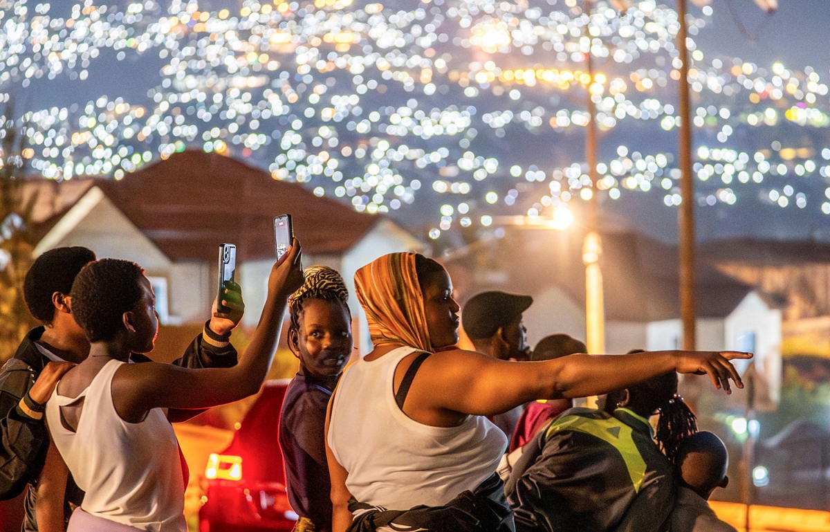 Người dân xem pháo hoa gần Trung tâm Hội nghị Kigali trong lễ đón Năm mới tại thủ đô Kigali, Rwanda. Ảnh: Reuters