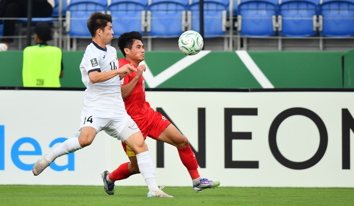 Dù vậy, thầy trò HLV Kim Sang Sik vẫn thi đấu xuất sắc, vượt qua những thời điểm áp lực để đánh bại đối thủ 2-1 nhờ các pha ghi bàn của Văn Khang và một tình huống phản lưới nhà của đại diện Trung Á. 