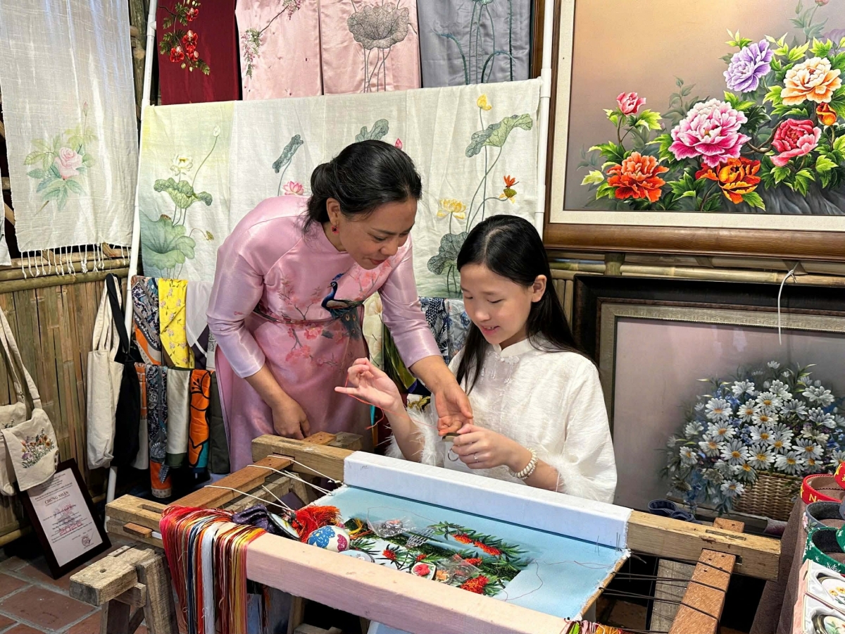 Khách tham quan thích thú trải nghiệm thêu tay truyền thống