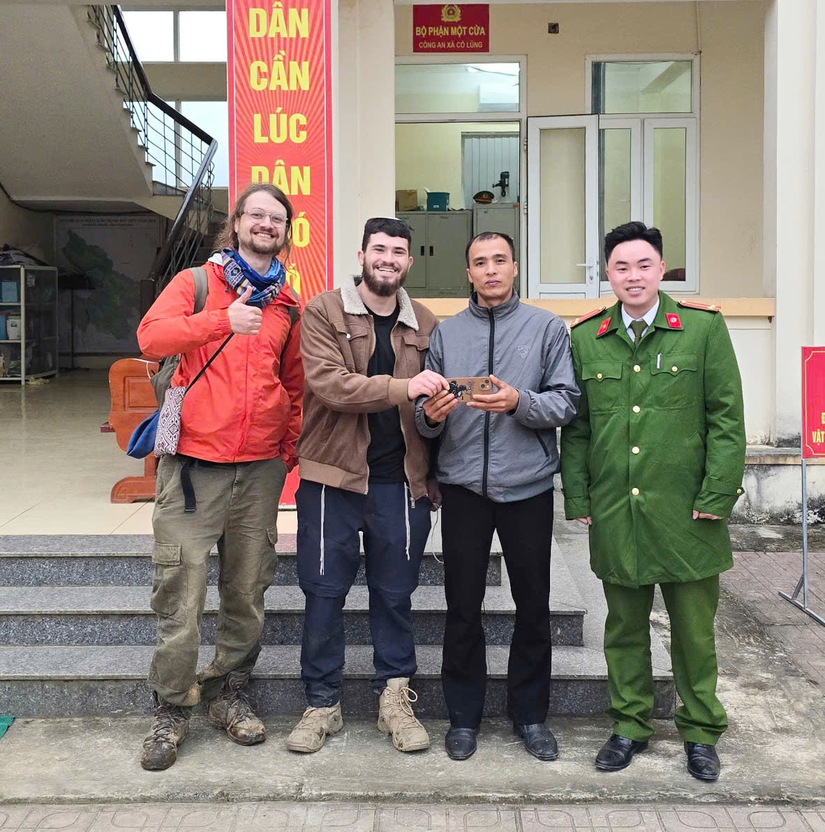 Nụ cười hạnh phúc của anh Yehuda Noyman khi nhận lại tài sản từ tay các chiến sĩ Công an xã Cổ Lũng, Thanh Hóa